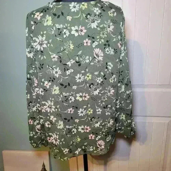 Time and tru woman's v neck size medium - Picture 3 of 6